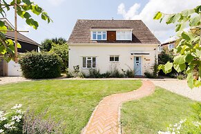 Newly Renovated Cottage 150m From Waterfront