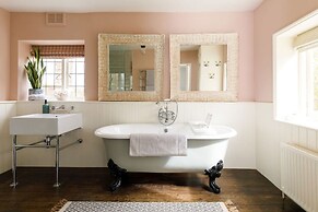 Impressive Country Estate Sleeps 17
