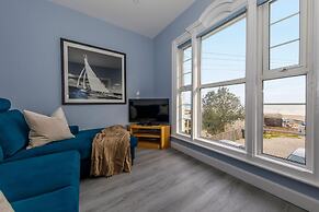 Chic 2-bed Seafront Haven Near Felpham Beach