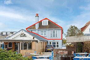 Chic 2-bed Seafront Haven Near Felpham Beach