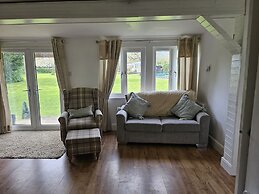 Dunmow 1-bed Cabin, Sleeps 4, 10 Mins to Stansted