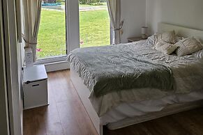 Dunmow 1-bed Cabin, Sleeps 4, 10 Mins to Stansted