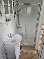 Dunmow 1-bed Cabin, Sleeps 4, 10 Mins to Stansted