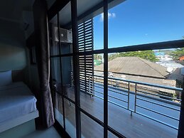 J & Ariya Hotel
