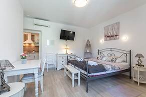 Apartments and Room Poesia