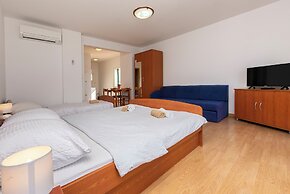 Apartments Villa Milas With Pool