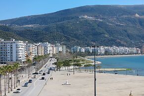 Holiday 2-bed Apartment Seaview