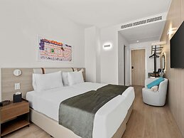 Mercure Larnaca Finikoudes Beach