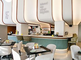 Mercure Larnaca Finikoudes Beach