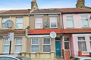 2-bed - Sleeps 4 - With Garden