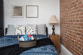 Downtown Luxe - Parking, Metro, King Bed, Sleeps 6