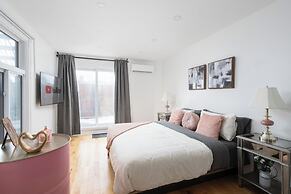 Downtown Luxe - Parking, Metro, King Bed, Sleeps 6