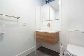 Lovely 1BR Apt in Bicton With Backyard and Parking