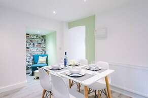 Imperial War Museum North Two-bedroom by Belvilla