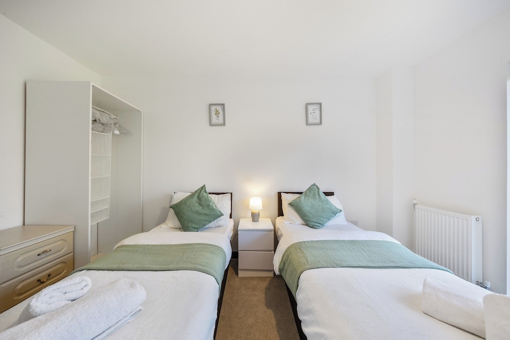 2-bed Flat, Sleeps 4 - Parking & Wheelchair Access