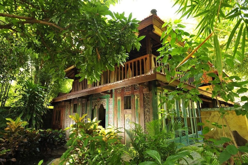 Pondok Sari Beach & Spa Resort
