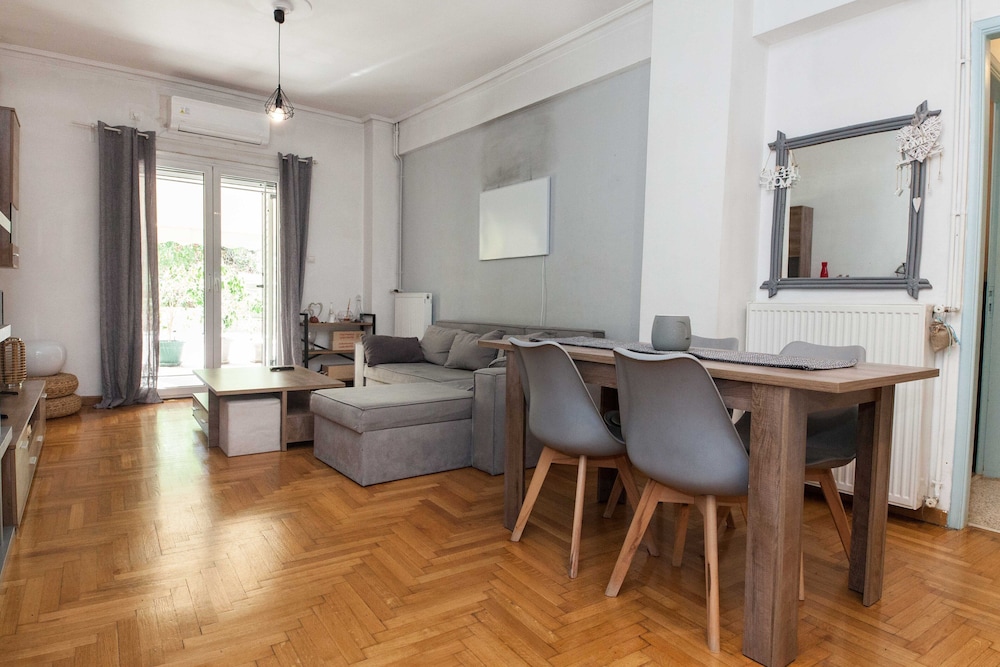 Modern 2 Bd Kipseli Hideaway Patio Apt