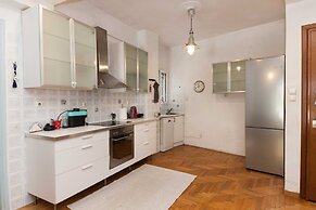 Modern 2 Bd Kipseli Hideaway Patio Apt