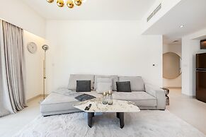 Exclusive 2BR Downtown Apt w Burj Khalifa Views