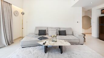 Exclusive 2BR Downtown Apt w Burj Khalifa Views