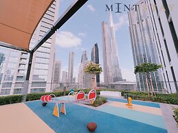 Exclusive 2BR Downtown Apt w Burj Khalifa Views