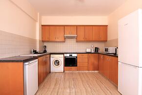 Phaedrus Living: Universal City Flat Alina