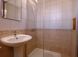 Phaedrus Living: Universal City Flat Alina