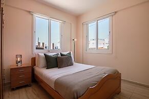 Phaedrus Living: Universal City Flat Alina
