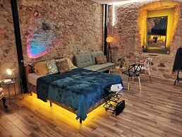 Ocre Studio By Paradox