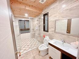 Kuan Pin Ju station elevator Hostel