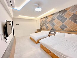Kuan Pin Ju station elevator Hostel