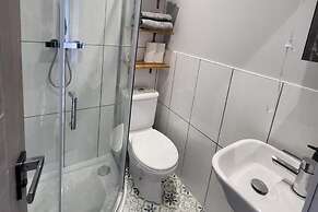 Town Centre Modern 1 Bed Self-contained Apartment