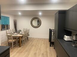 Sleeps7-parking-garden-patio