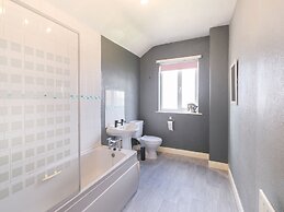 Lovely Large 2-bed House With 2 Reception Rooms