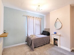Lovely Large 2-bed House With 2 Reception Rooms
