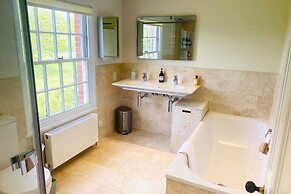 Stunning 6-bed Country House With Heated Pool