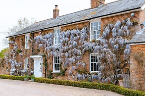 Stunning 6-bed Country House With Heated Pool