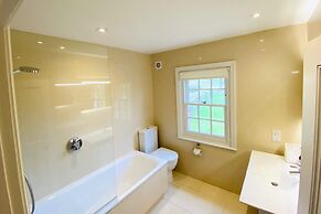 Stunning 6-bed Country House With Heated Pool