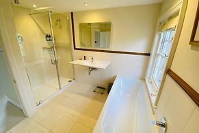 Stunning 6-bed Country House With Heated Pool