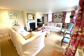 Stunning 6-bed Country House With Heated Pool