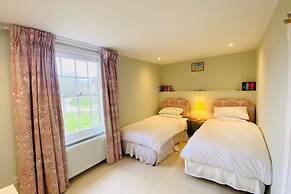 Stunning 6-bed Country House With Heated Pool