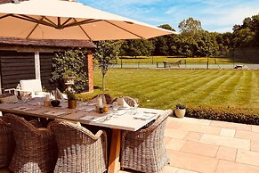 Stunning 6-bed Country House With Heated Pool