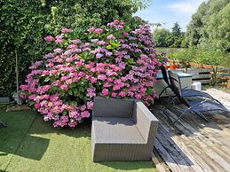 Cosy Chalet With Garden