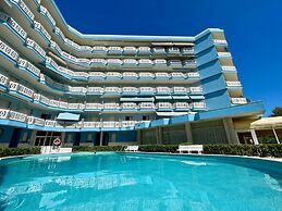 Central Apartment With Shared Pool