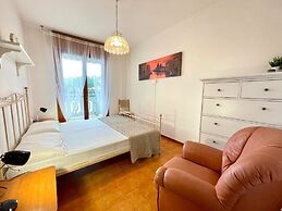 Central Apartment With Shared Pool