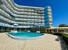 Central Apartment With Shared Pool