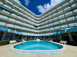 Central Apartment With Shared Pool