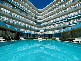 Central Apartment With Shared Pool
