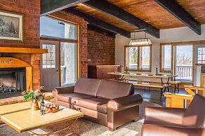 Spacious 8 bdrm Blue Mountain Cottage, Perfect for Large Groups, Priva