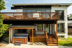 Spacious 8 bdrm Blue Mountain Cottage, Perfect for Large Groups, Priva